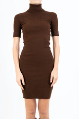 modella indossando Abito SoftDream dolcevita in viscosa elasticizzata colore