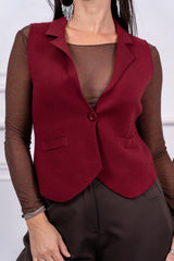 modella indossando Gilet Solenne in maglia con collo blazer colore
