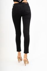 modella indossando Jeans ColorSkin Nero colore