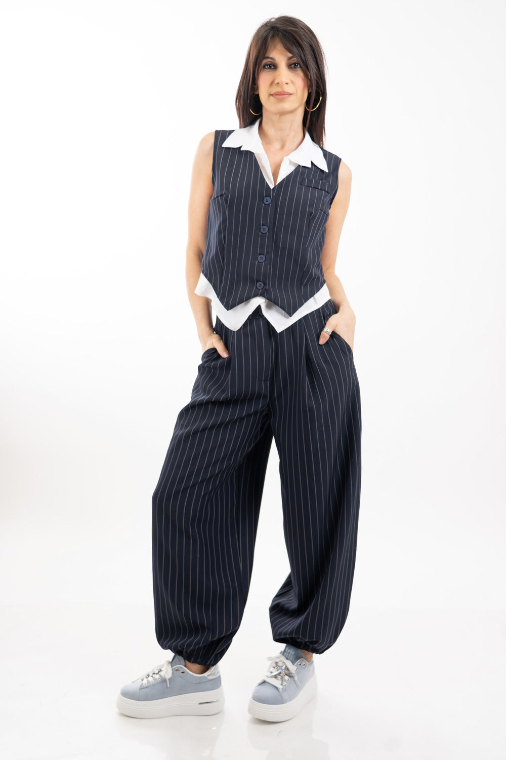 modella indossando Gilet gessato con camicia incorporata in cotone colore