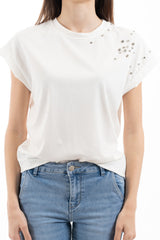 modella indossando T-shirt con spalla scesa e applicazioni strass su spalla in cotone elasticizzato colore PANNA Unica