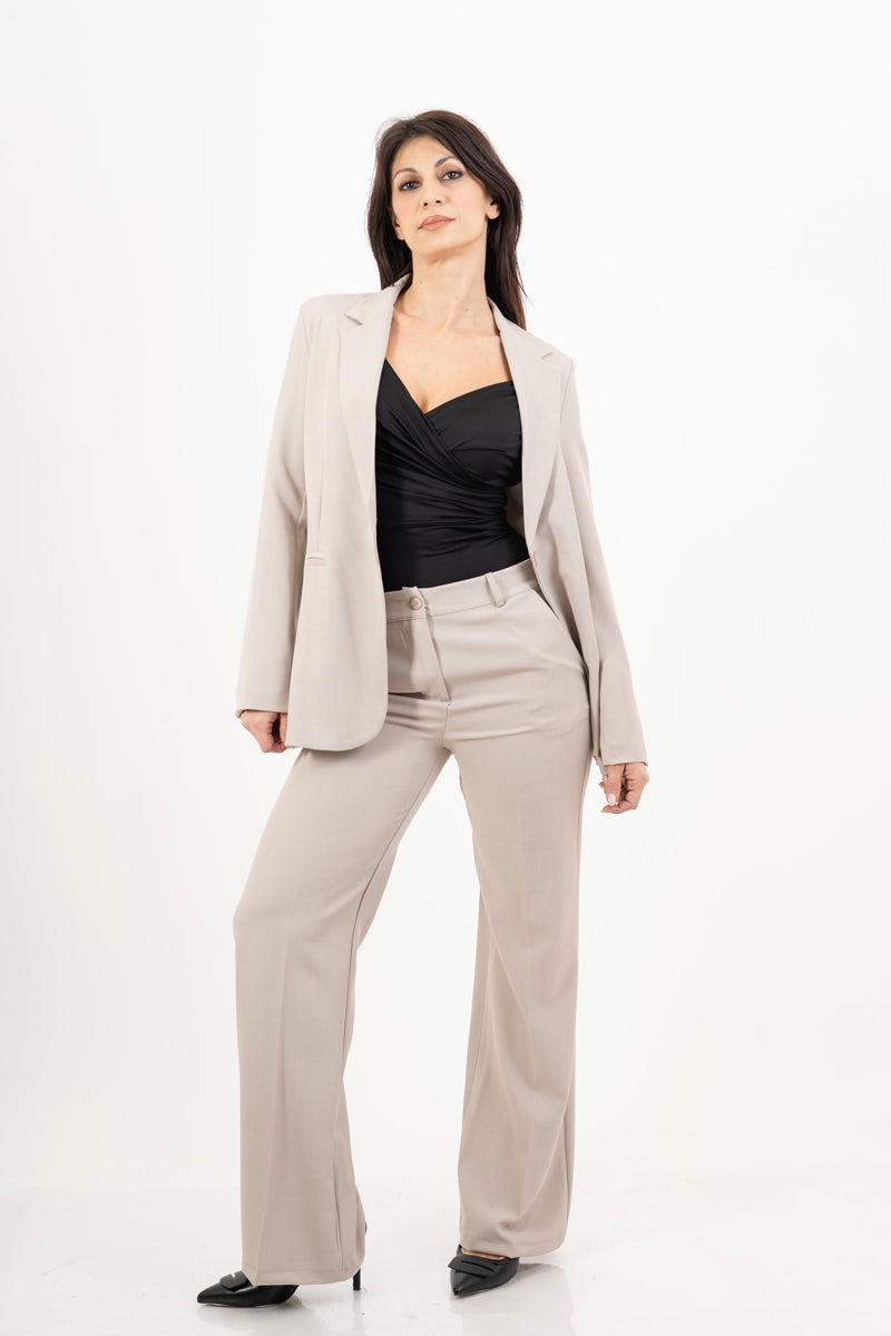 modella indossando Pantalone beige a gamba dritta con tasche alla francese colore