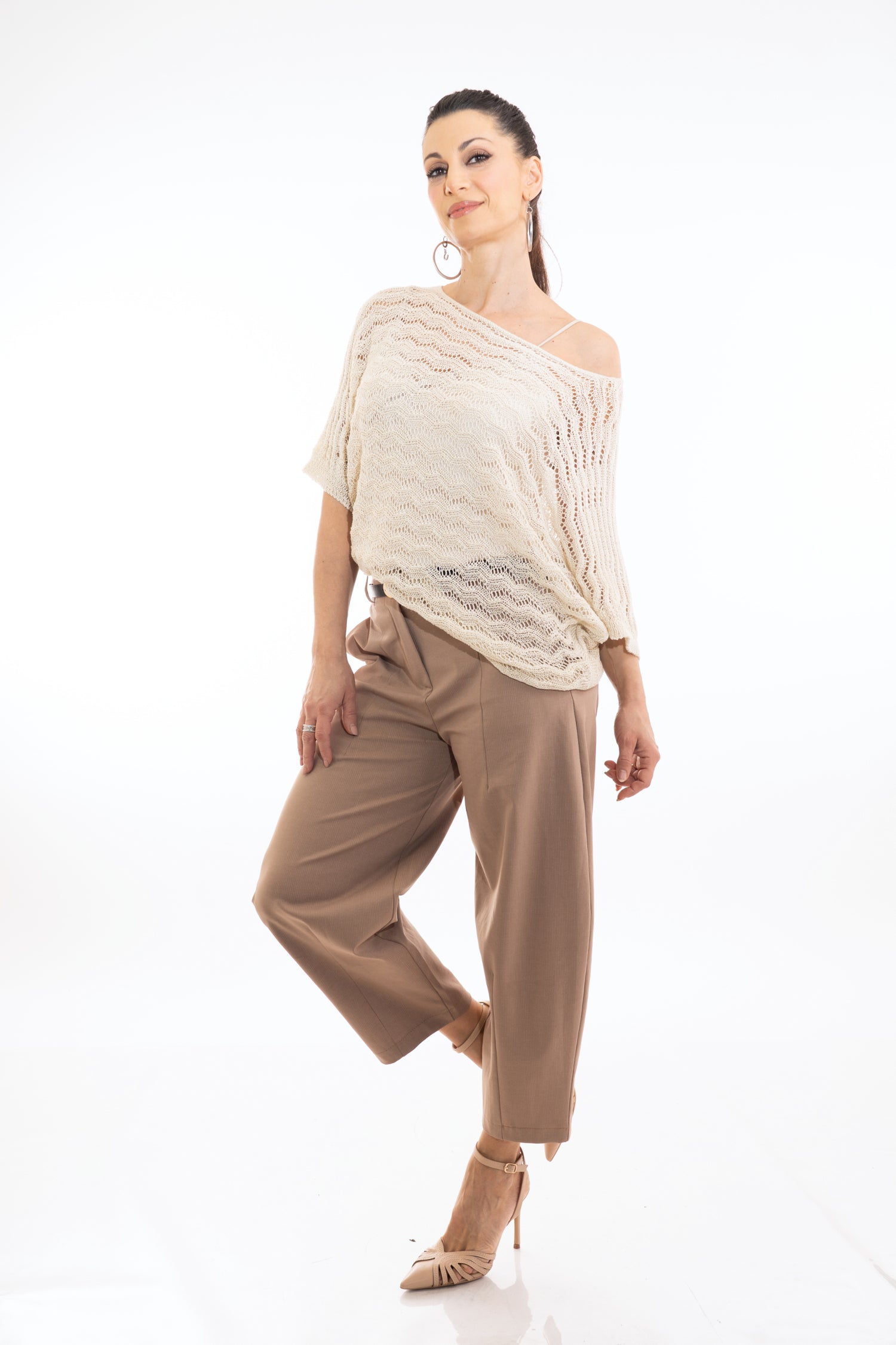 modella indossando Pantalone vita alta con cintura e micro gessatura fango colore