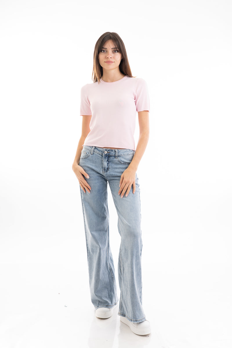 modella indossando Jeans wide leg vita bassa in denim con lyocell colore
