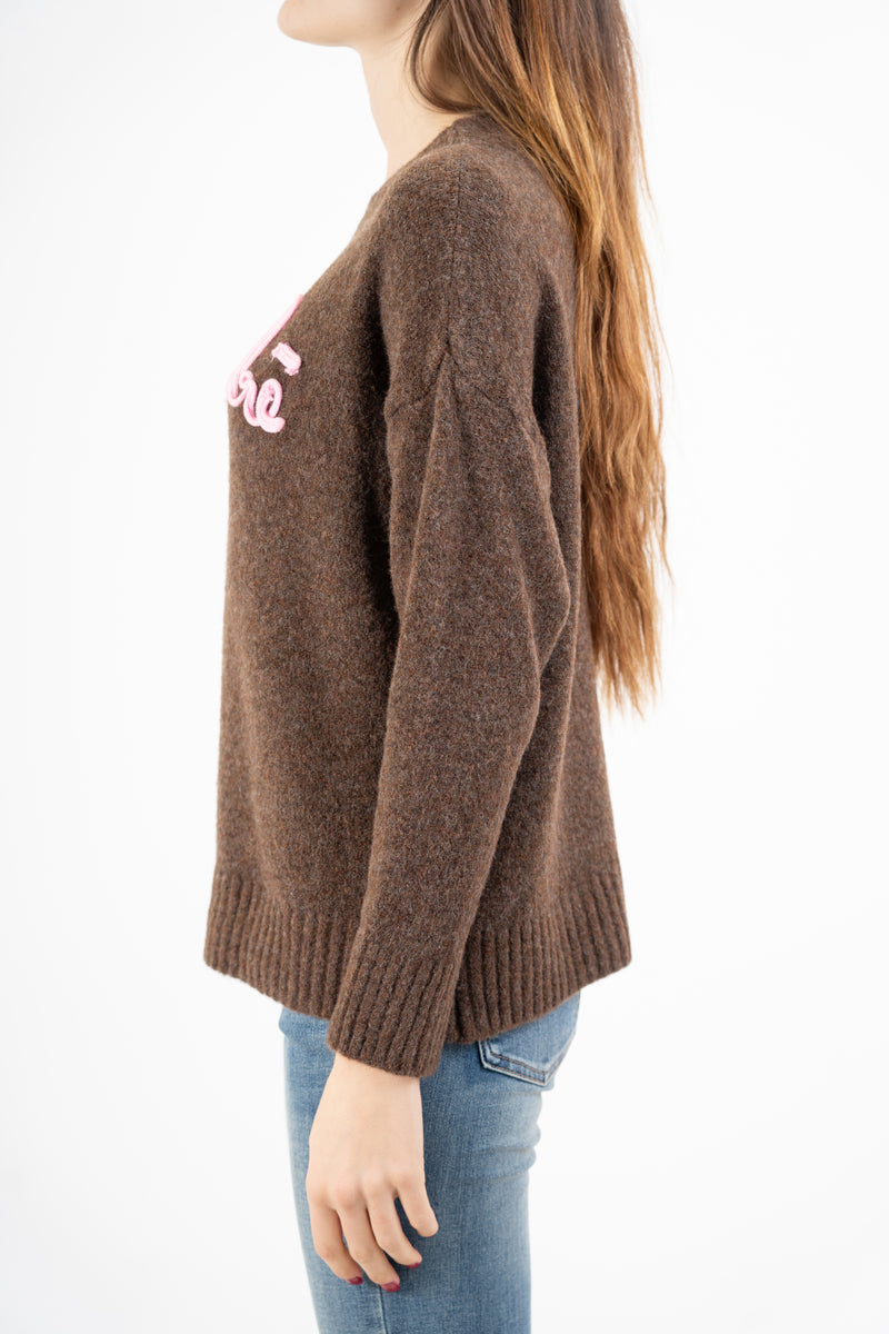 modella indossando Maglione girocollo “No vabbè” in misto lana ricamato colore