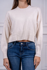 modella indossando Maglia Lumira girocollo alto con micropaillettes colore