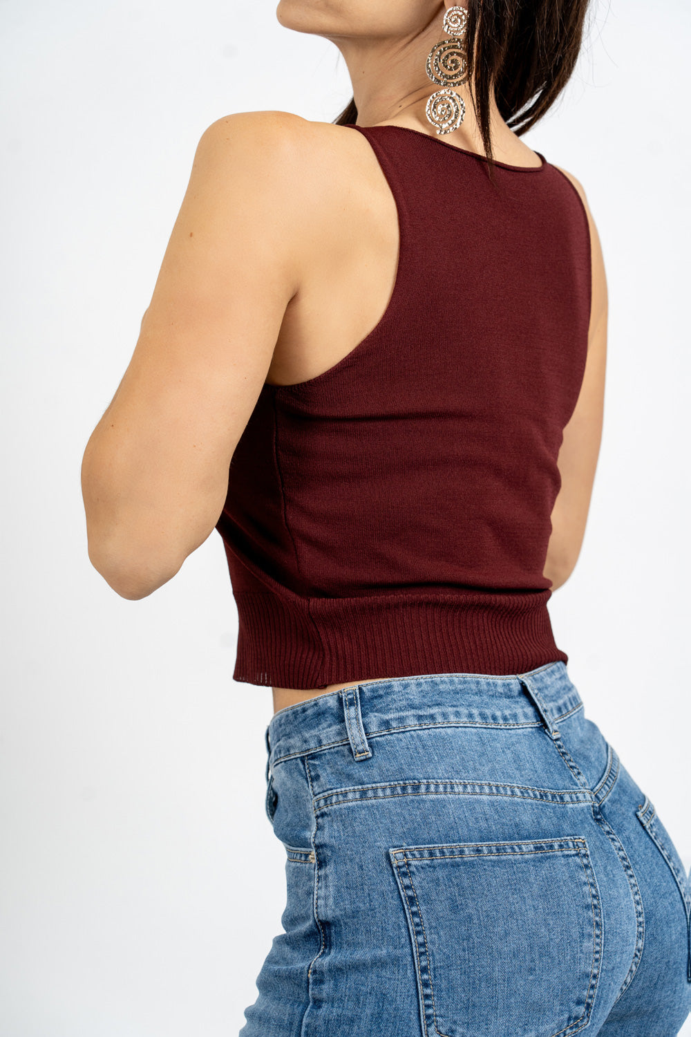 Top smanicato in maglia di viscosa con fondo a costina