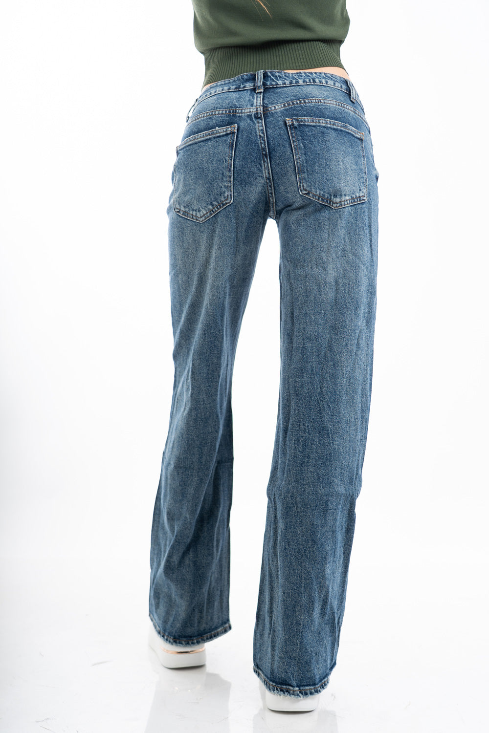 modella indossando Jeans flare vita bassa a gamba ampia in denim morbido colore