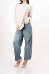 modella indossando Maglia over con applicazioni gioiello e collo morbido colore