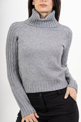 modella indossando Dolcevita CozyCable spalle treccia colore