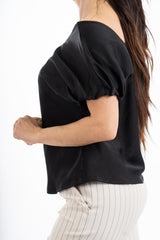 modella indossando Blusa effetto raso cangiante con scollo V e manica con cucitura interna colore