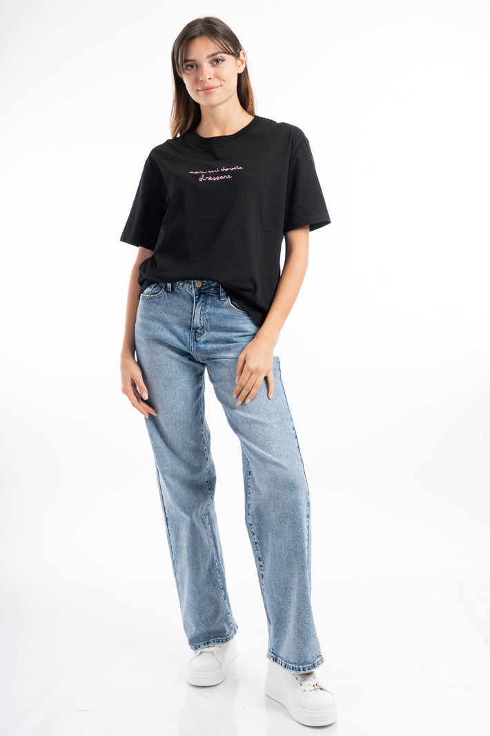 modella indossando T-shirt scritta “Non mi dovete stressare” colore