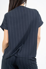 Blusa gessata a righe con scollo a V e piega incrociata Made in Italy.