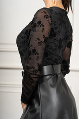 modella indossando Maglia Floris drappeggiata colore