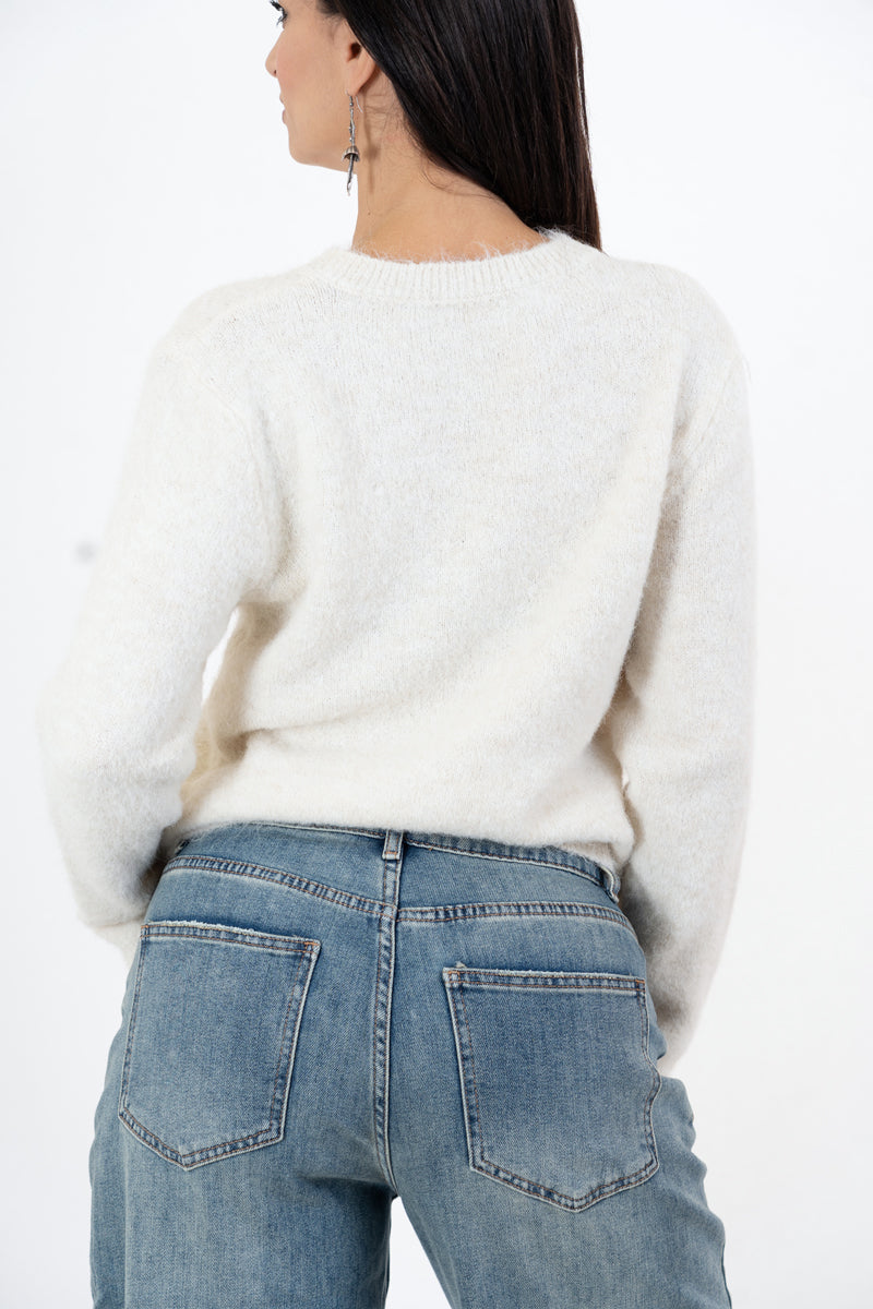 modella indossando Maglia morbida con cuori jacquard in filato mohair colore