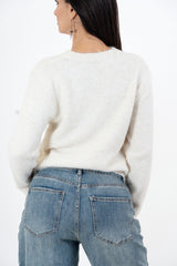 modella indossando Maglia morbida con cuori jacquard in filato mohair colore