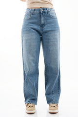 modella indossando Jeans slouchy in denim con gamba morbida e pinces al ginocchio colore