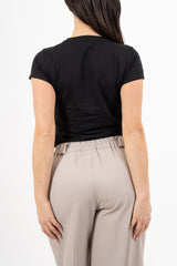 modella indossando T-shirt in cotone elasticizzato con applicazioni gioiello fiocco colore