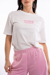 modella indossando T-shirt scritta “Pure secondo me è come dico io” colore Bianco-Rosa Unica