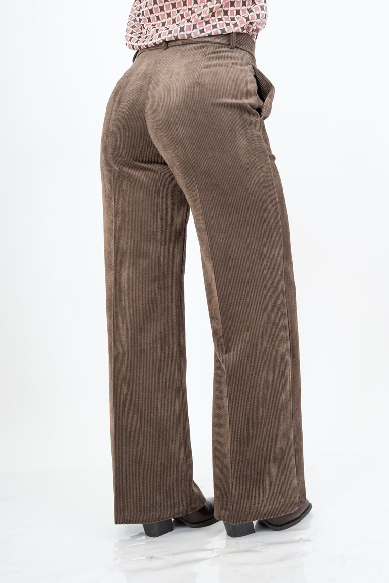 modella indossando Pantalone palazzo in velluto a costine Velvet Line marrone colore