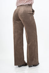 modella indossando Pantalone palazzo in velluto a costine Velvet Line marrone colore