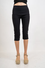 Pantalone Capri elasticizzato con spacchetto.