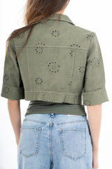 modella indossando Giacca crop in cotone stile denim con ricamo traforato e bottoni metallici colore