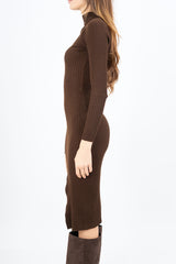 modella indossando Abito CutMood in misto viscosa con oblò colore