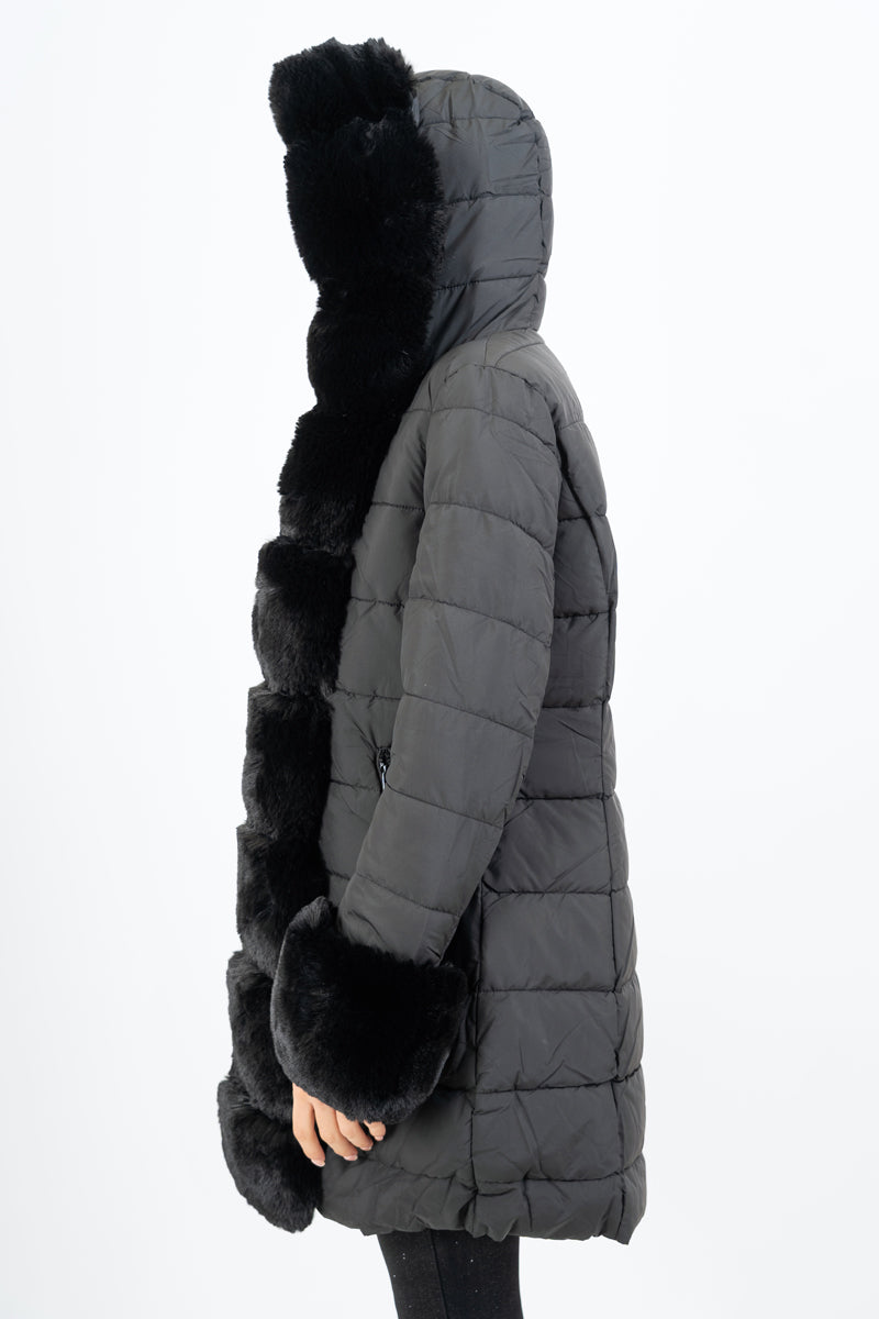 modella indossando Piumino avvitato con cappuccio e pelliccia rimovibile colore