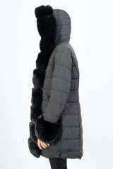 modella indossando Piumino avvitato con cappuccio e pelliccia rimovibile colore