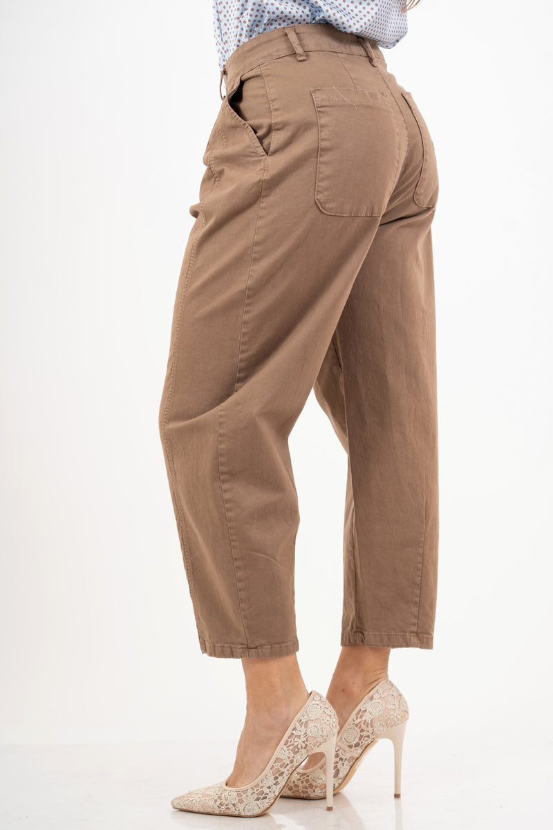 modella indossando Pantalone cropped in cotone elasticizzato camel Made in Italy colore