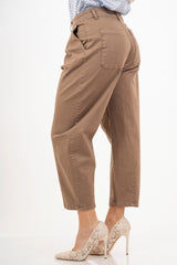 modella indossando Pantalone cropped in cotone elasticizzato camel Made in Italy colore