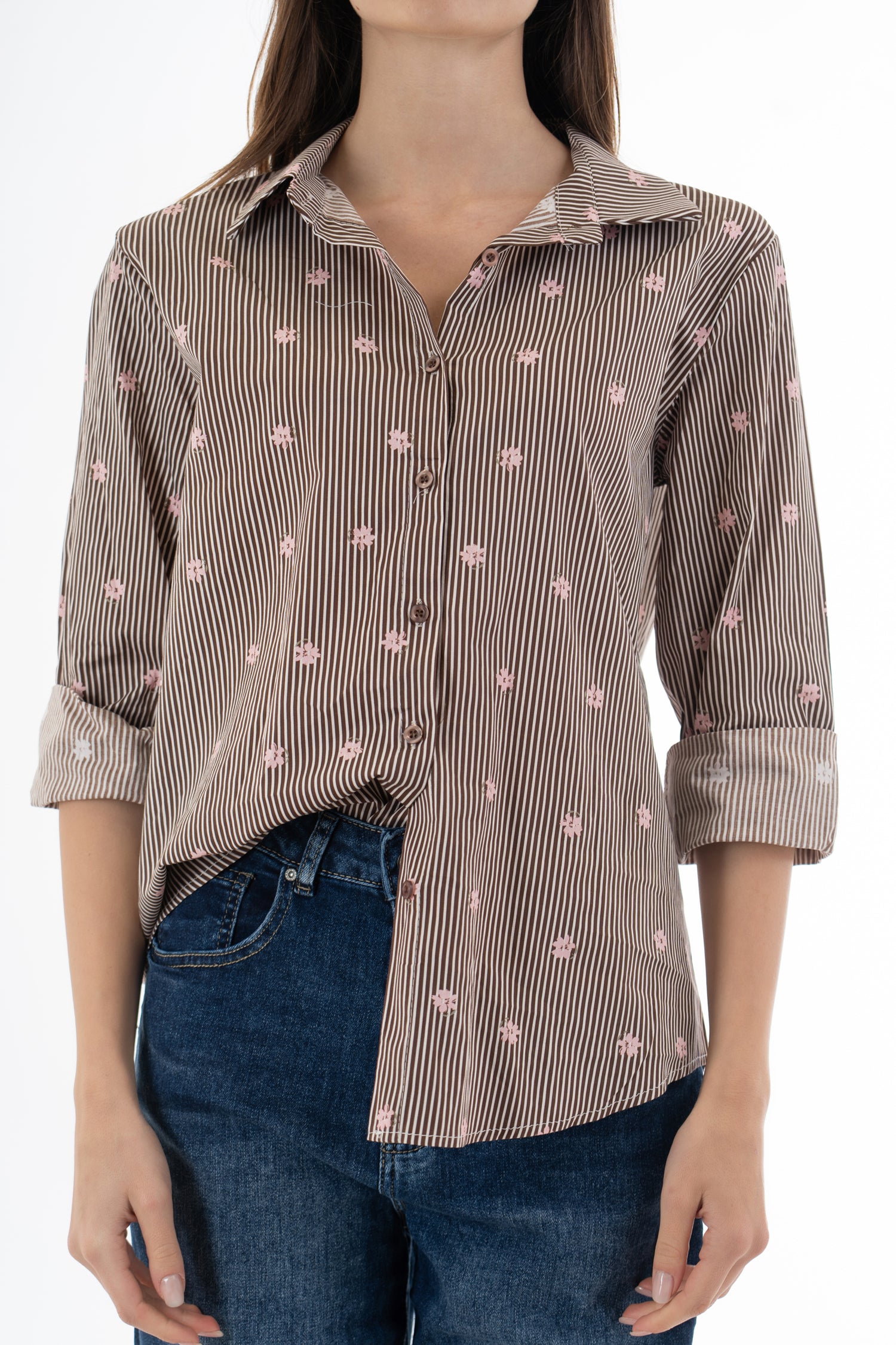 modella indossando Camicia donna in cotone 100% rigata marrone e beige con fiore rosa colore Marrone Unica