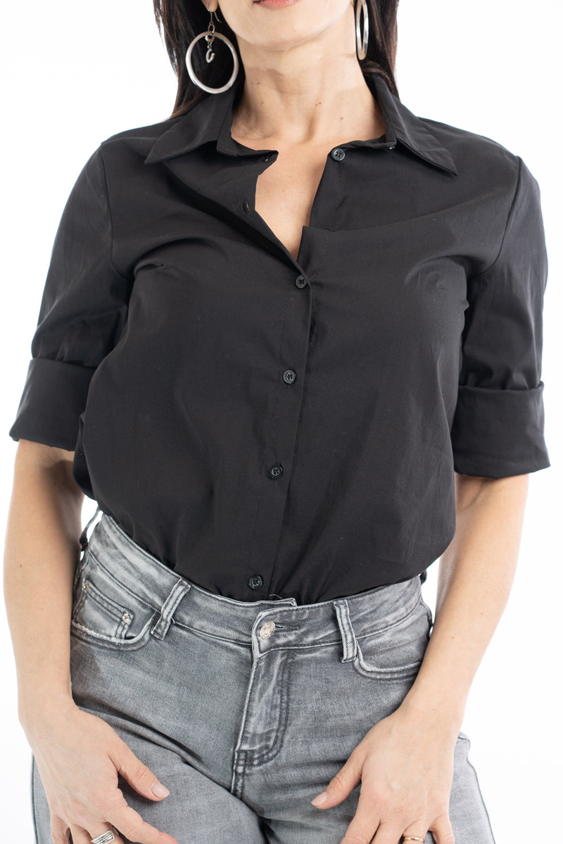 modella indossando Camicia nera in cotone elasticizzato leggermente avvitata colore Nero