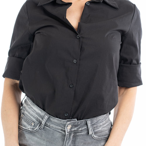 modella indossando Camicia nera in cotone elasticizzato leggermente avvitata colore Nero