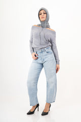 modella indossando Balaclava in maglia con coulisse regolabile Made in Italy colore