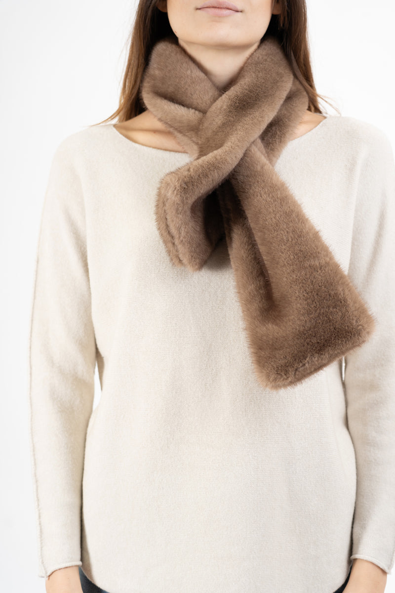 modella indossando Stola in eco-pelliccia morbida colore Camel Unica