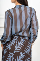 modella indossando Camicia Collo Coreana in Tencel a Righe Multicolor colore