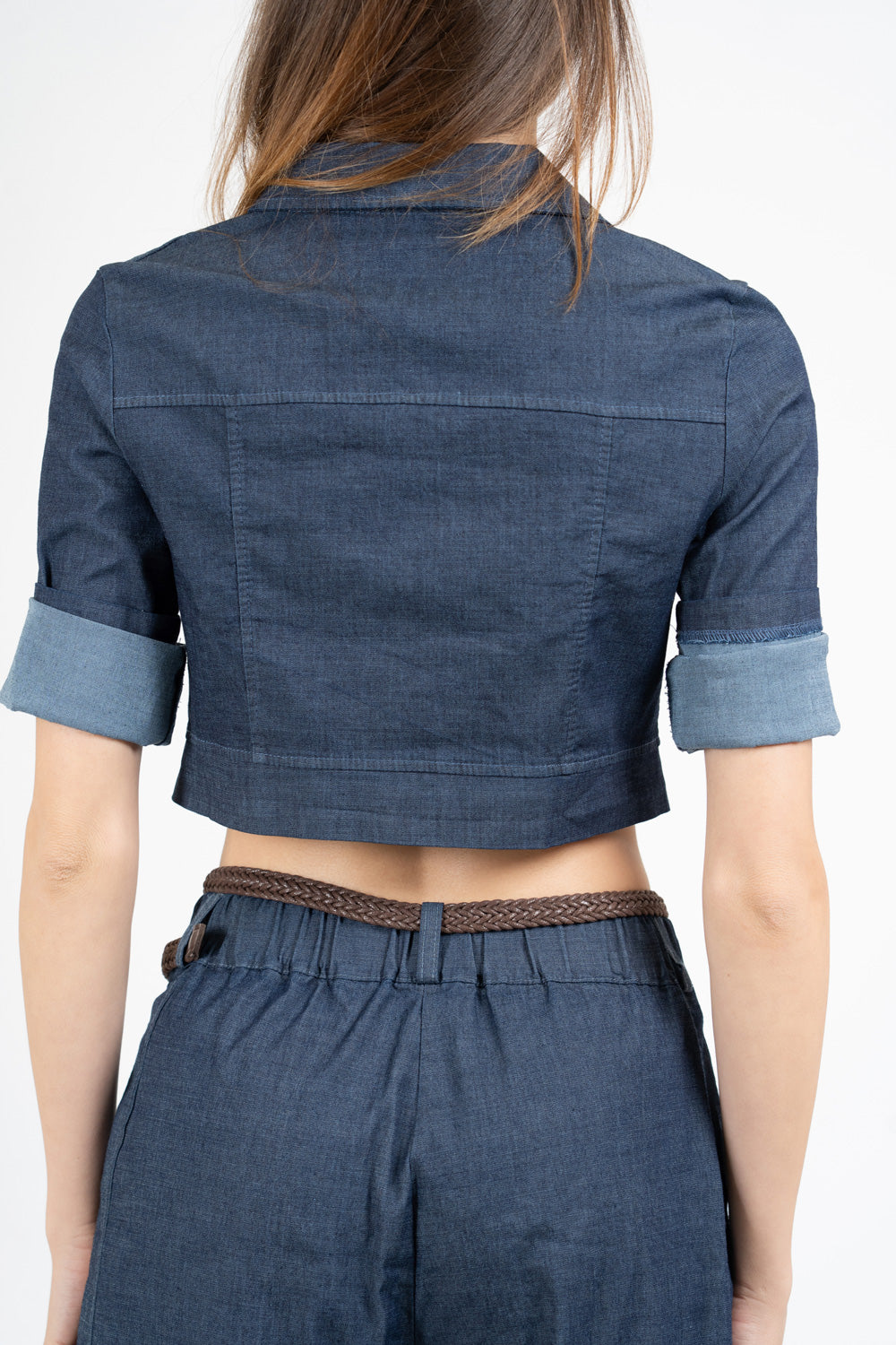 Giacchetto corto effetto chambray con bottoni metallici.
