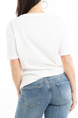 modella indossando T-shirt scritta “Se parli male di me ti prego esagera” colore