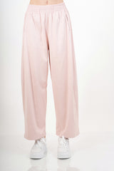 modella indossando Pantalone wide leg in tessuto effetto dainetto elasticizzato colore Rosa Unica