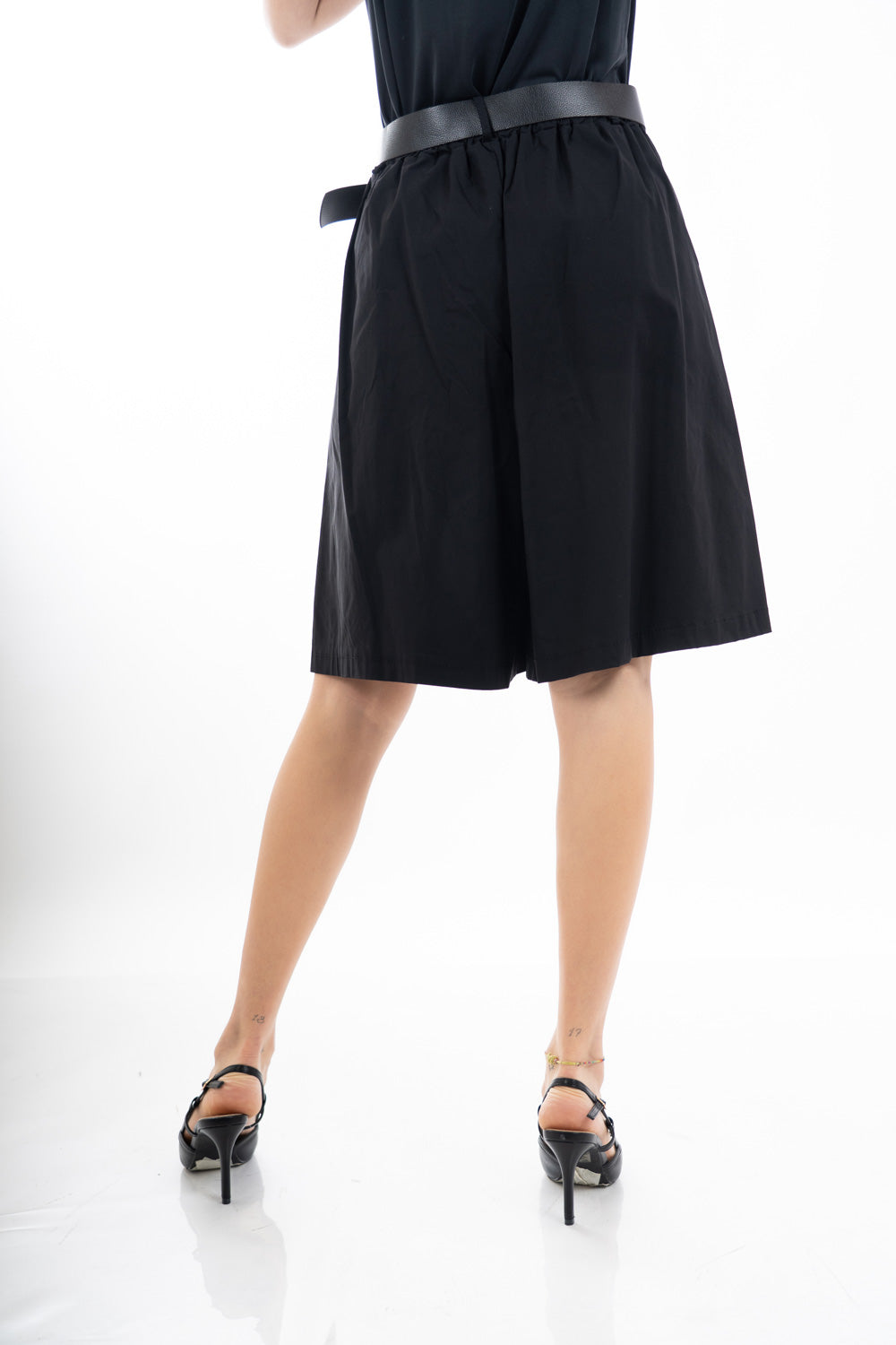 modella indossando Bermuda ampio con pinces in tela morbida elasticizzata e cintura colore