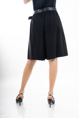 modella indossando Bermuda ampio con pinces in tela morbida elasticizzata e cintura colore