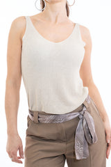 modella indossando Top in maglia lurex scollo a V in misto viscosa colore CHAMPAGNE Unica