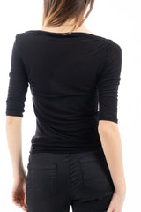 modella indossando Maglia scollo barca in viscosa e seta manica 3/4 Made in Italy colore