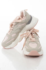 modella indossando Sneakers chunky multistrato con suola alta e inserti tecnici colore rosa-grigio