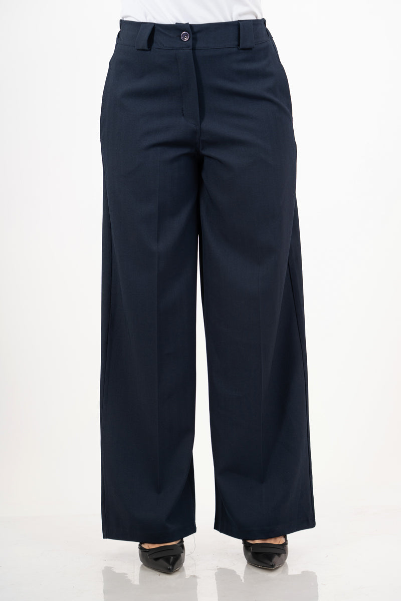 modella indossando Pantalone dritto rigato spinato blu colore Blu