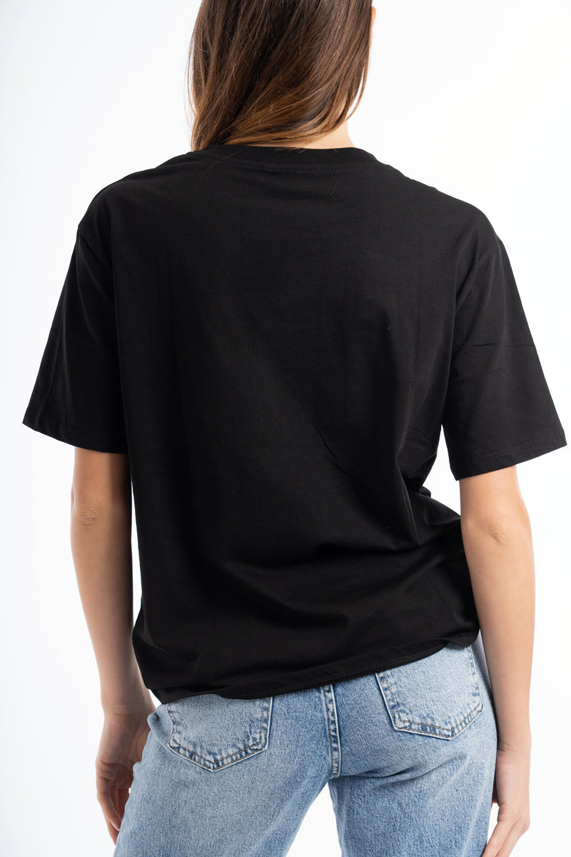 modella indossando T-shirt scritta “Non mi dovete stressare” colore