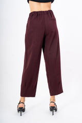 modella indossando Pantalone Balloon Chic colore