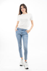 modella indossando Jeans slim fit in denim elasticizzato con tasche a filetto colore